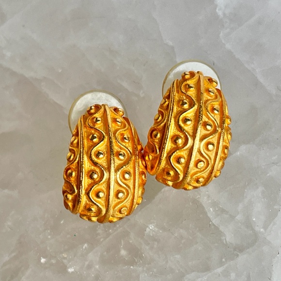 VTG Gold Tone Ornate Textured Etruscan Style Chunky Huggie Earrings Post Back - Picture 2 of 5